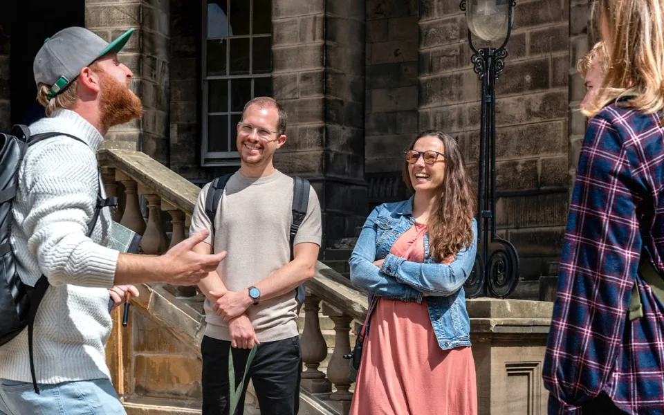 Kleine geführte Gruppe spricht in einer Straße in Edinburgh