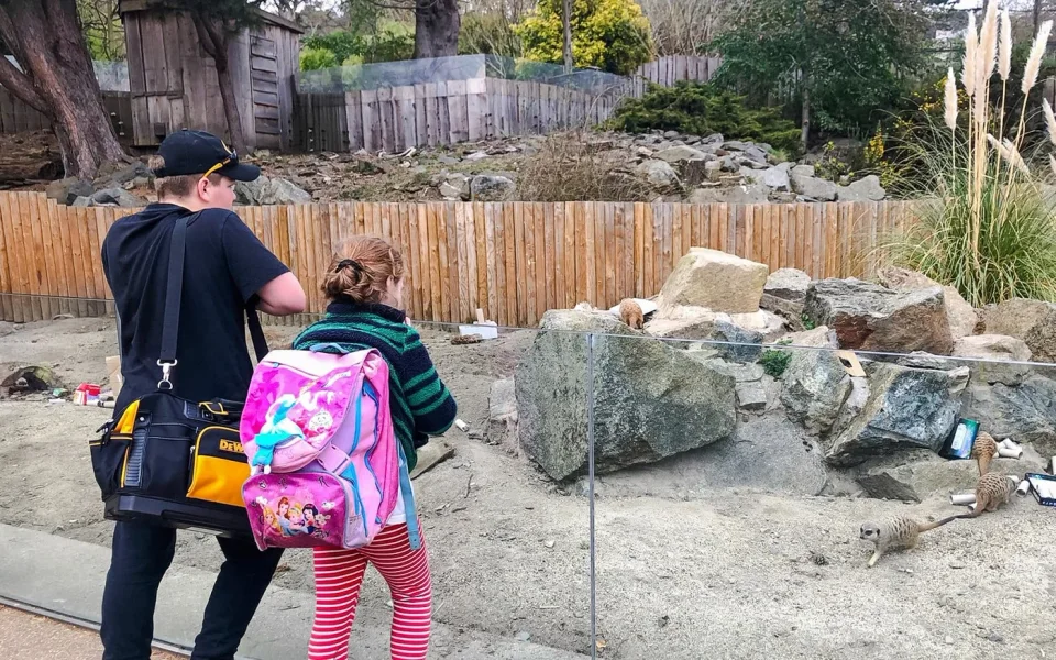 Familie erkundet ein Freiluft-Tierhabitat im Edinburgh Zoo