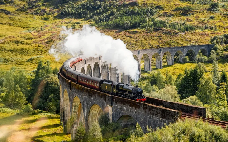 Treno a vapore che attraversa il Viadotto di Glenfinnan, mostrato come paesaggio piuttosto che come viaggio in treno incluso