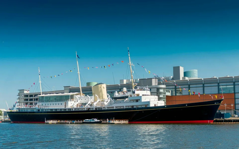 Die Royal Yacht Britannia liegt neben den Besuchergebäuden von Leith festgemacht