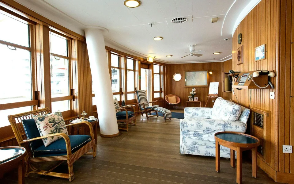 Wohnzimmer mit Sesseln und Fenstern an Bord der Britannia